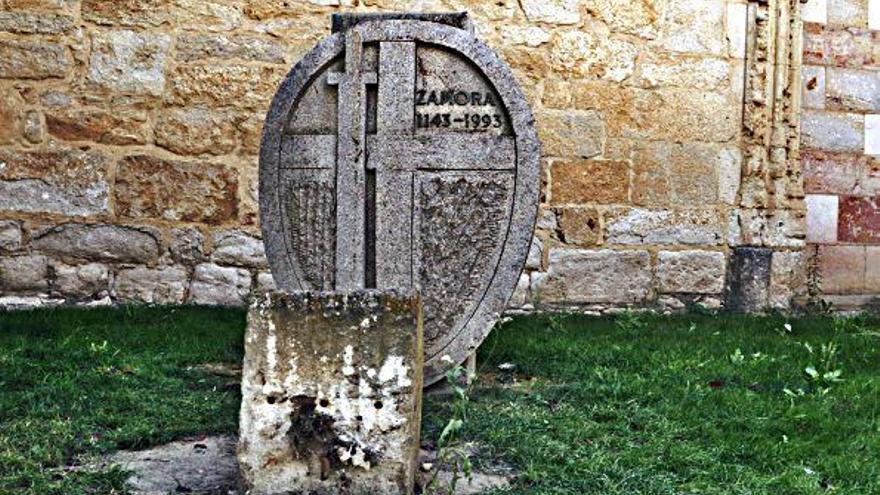 Aspecto de la escultura del Rei Afonso Henriques, sin el busto ni la placa.