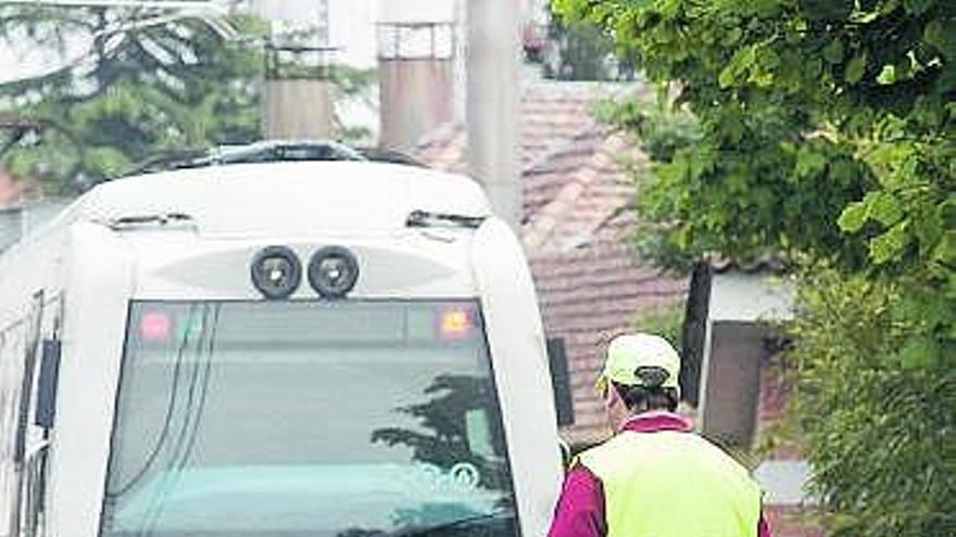 Un empleado de Feve realiza mediciones en el lugar del siniestro.