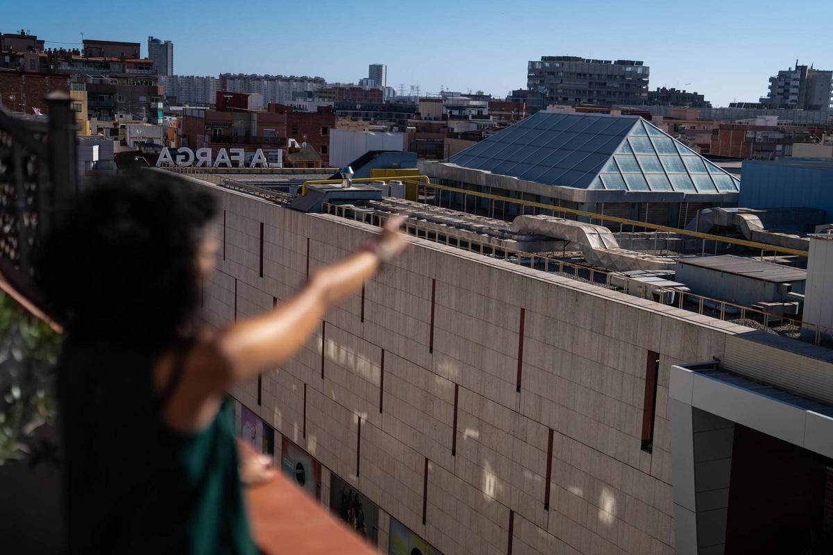Elena Ruiz, vecina de la avenida Isabel la Catòlica de L'Hospitalet denuncia las molestias que sufren los vecinos del bloque por el ruido de los motores de La Farga.