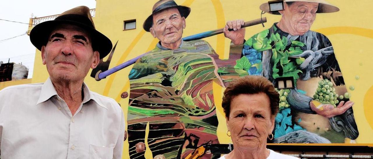 Vicente Suárez y Amparo González, los dos protagonistas del nuevo mural de Matías Mata en Los Realejos, delante de la obra