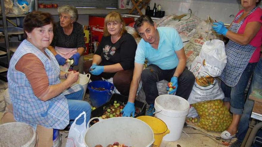 Un grupo de personas preparan las manzanas para la elaboración de la sidra, ayer, en Negros. // Faro
