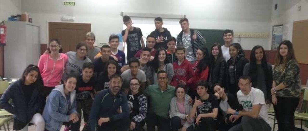 Ismael Fernández, en el centro, con los alumnos de 3.º de la ESO del IES Cuenca del Nalón.