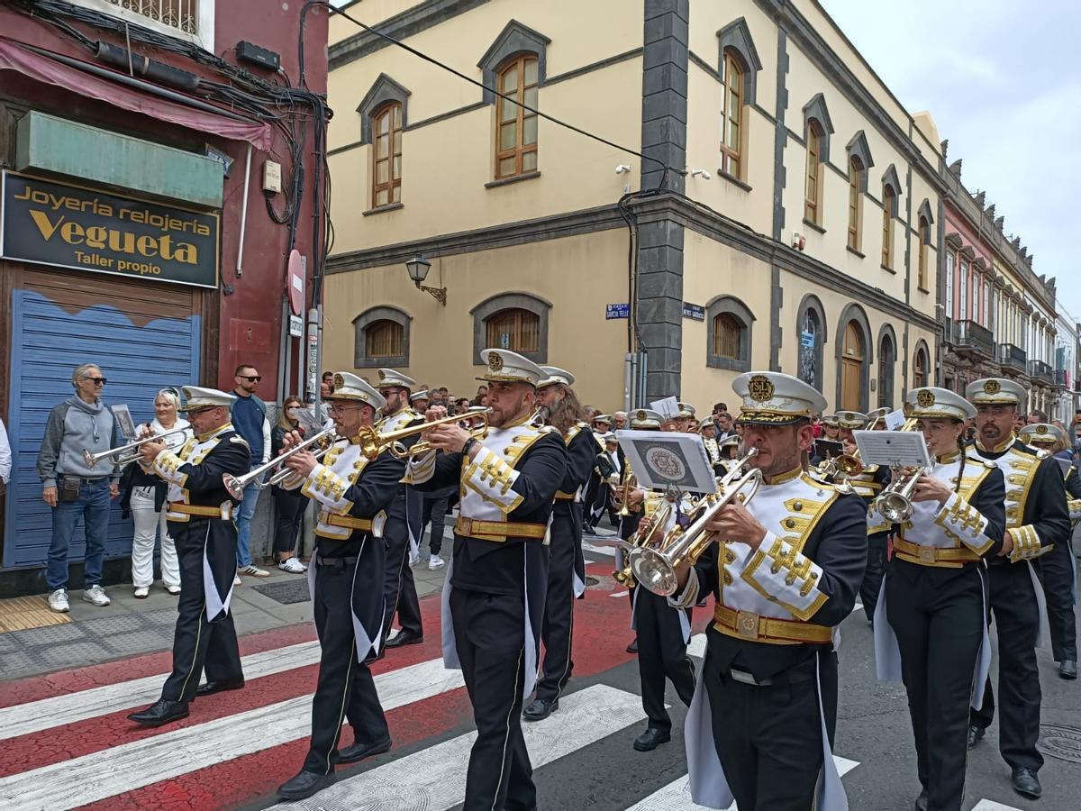 La banda de Cardones por la calle Reyes Católicos durante la procesión del Cristo de Resurrección.