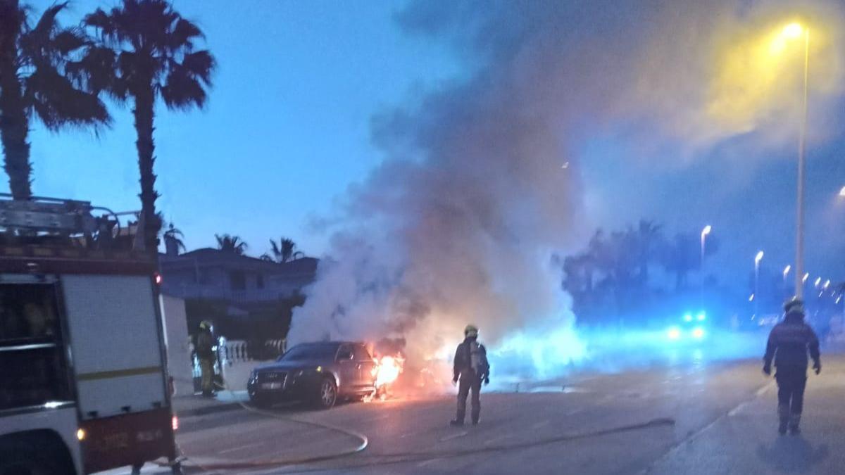 Incendio de dos vehículos en Los Dolses en Orihuela Costa
