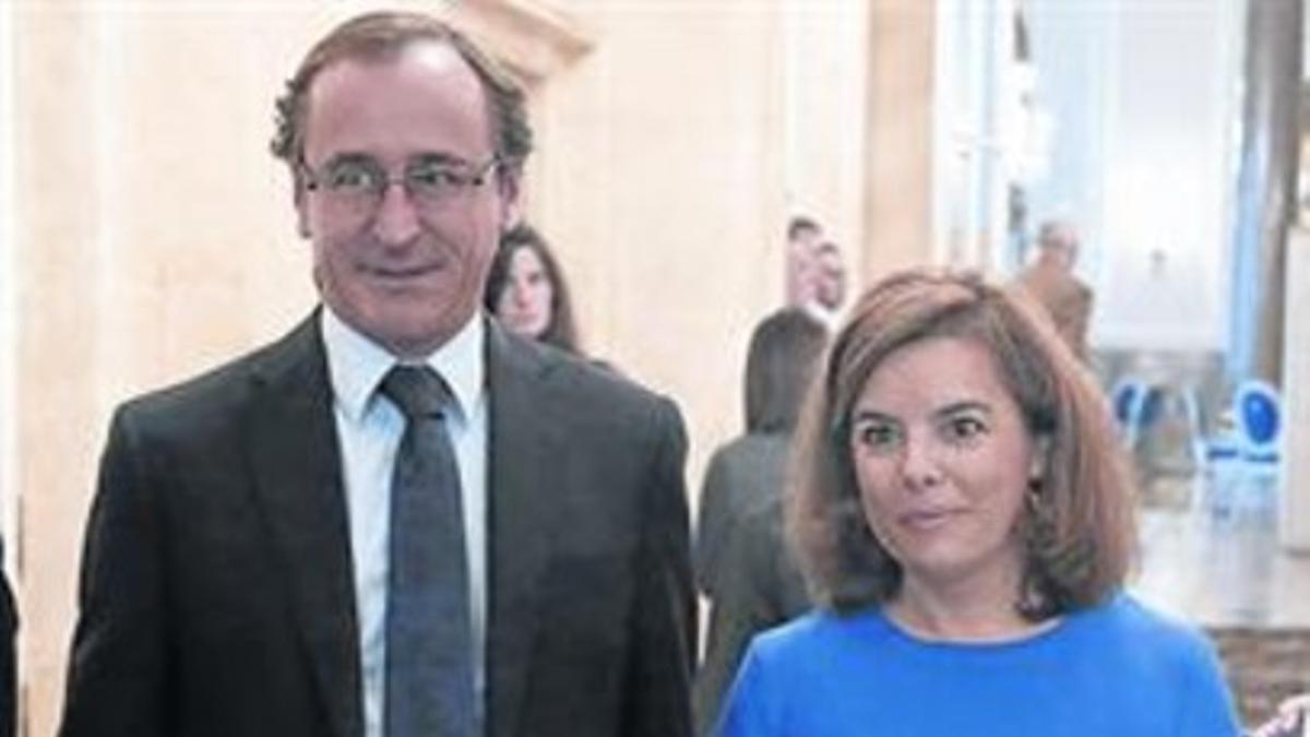 El portavoz del PP, Alfonso Alonso, y Soraya Sáenz de Santamaría.