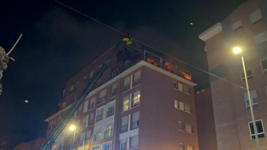 El ático de un edificio en llamas en San Antón