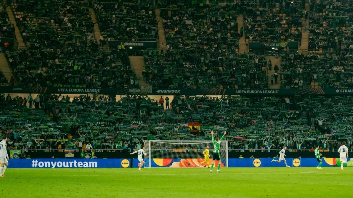 Estadio de La Cartuja durante los minutos finales del Betis-Panathinaikos de la vuelta de octavos de Europa League