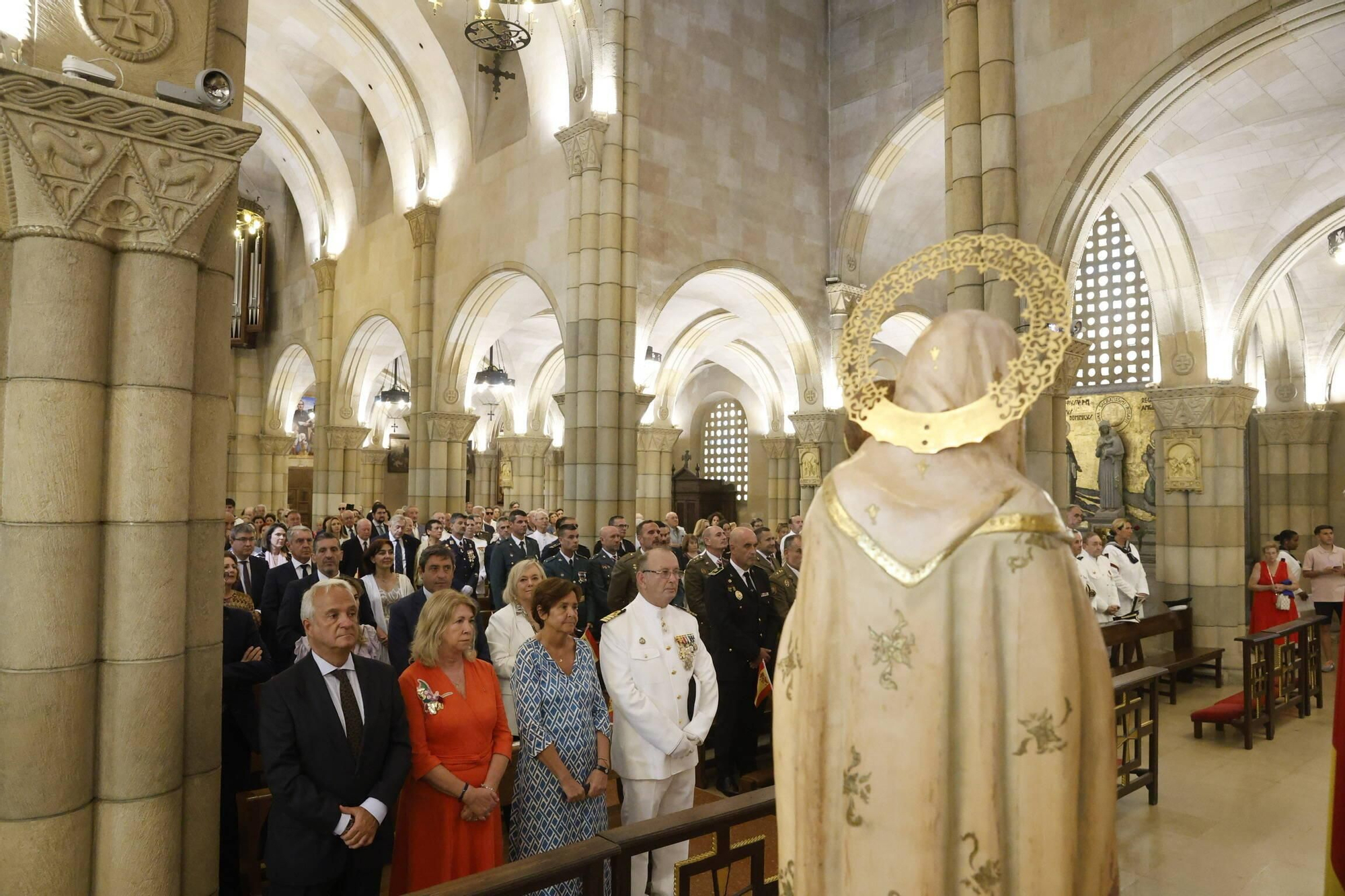 La misa con la Armada y la ofrenda floral del Carmen en Gijón, en imágenes