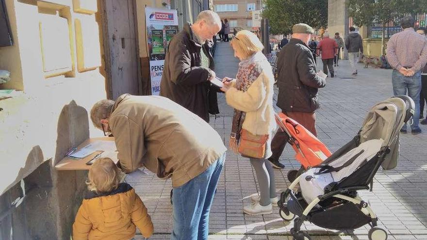 Recogida de firmas de CC OO en El Coto contra la pobreza energética