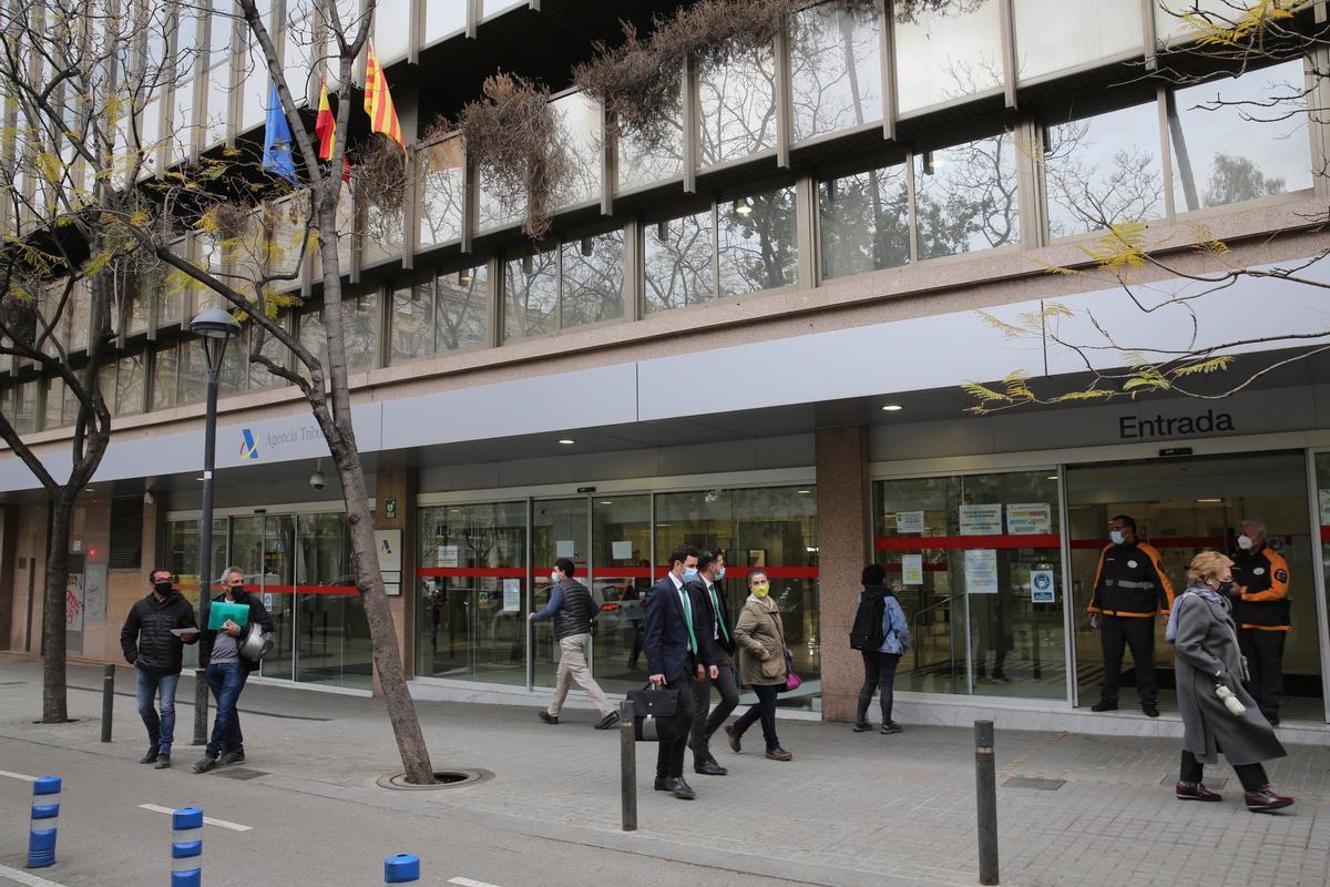 Delegación de la Agencia Tributaria, en la plaza Letamendi de Barcelona, a principios del pasado mes de abril.