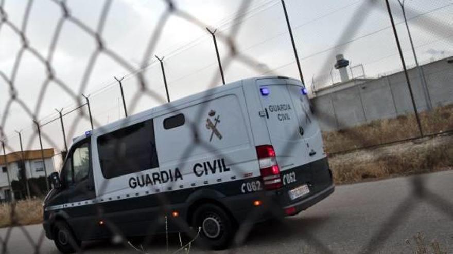 Un furgón de la Guardia Civil traslada presos a la cárcel.
