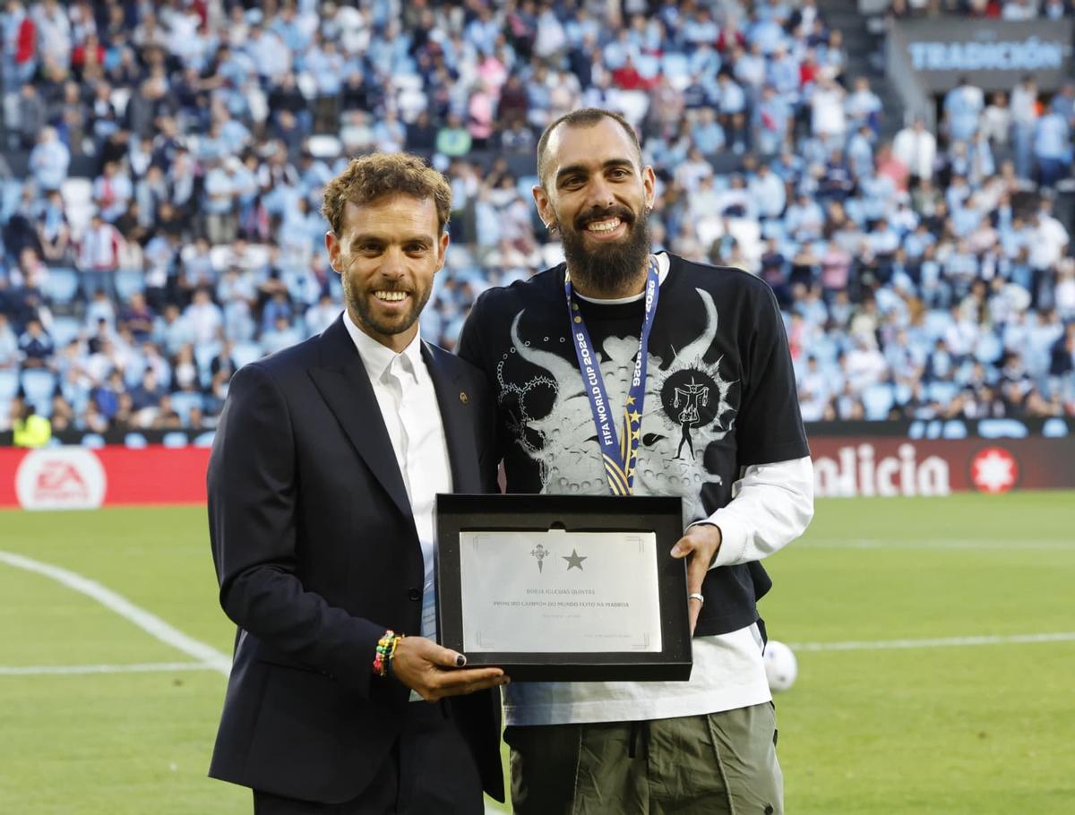 El exfutbolista céltico Sergio Álvarez, ahora consejero del club, le entregó una placa conmemorativa a Borja Iglesias.