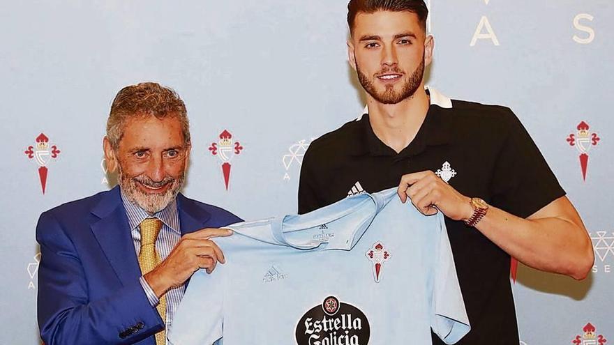 Wesely Hoedt posa con el presidente Carlos Mouriño durante su presentación. // José Lores