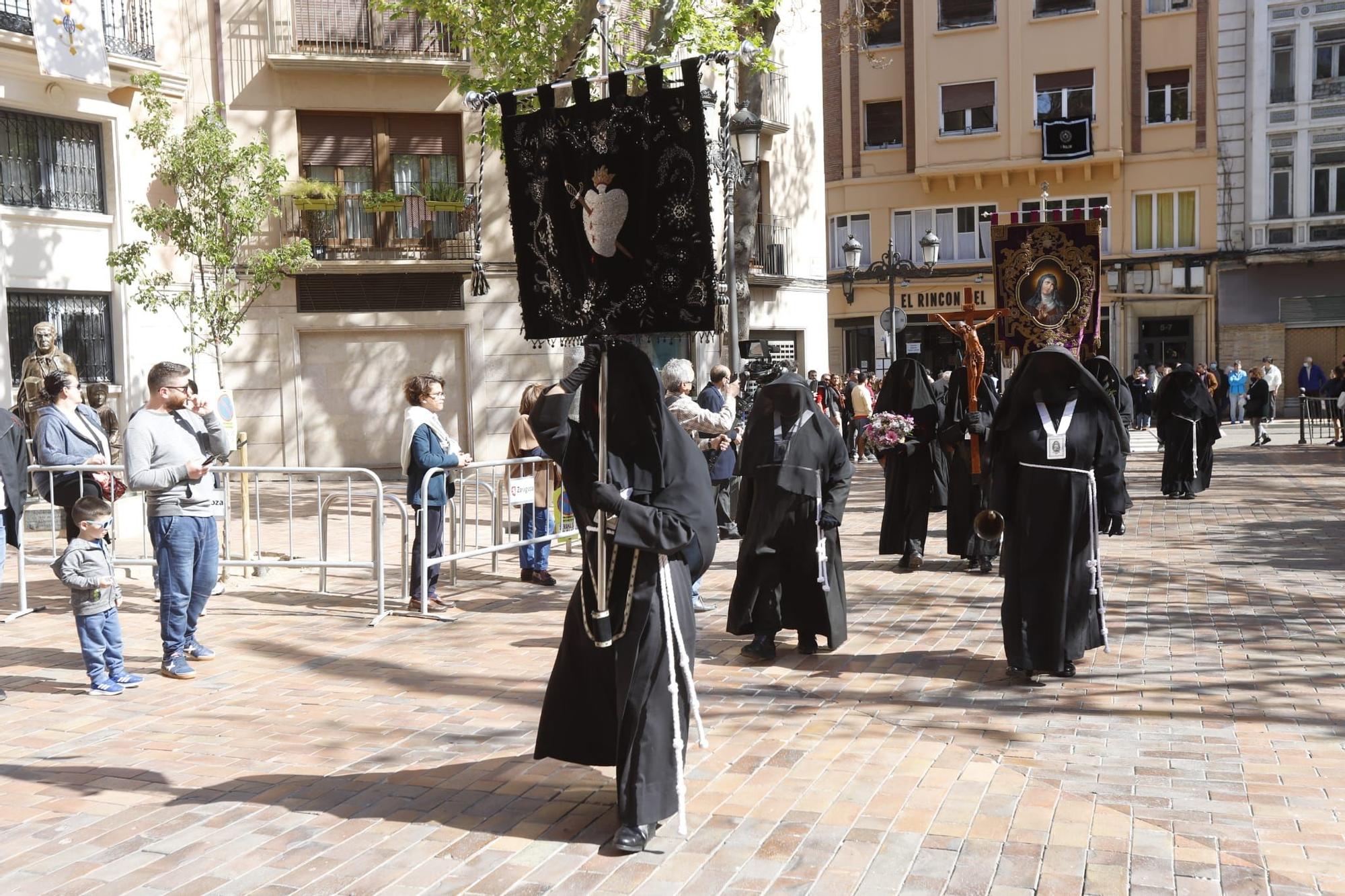 Sábado Santo en Zaragoza: procesión de La Soledad, en imágenes