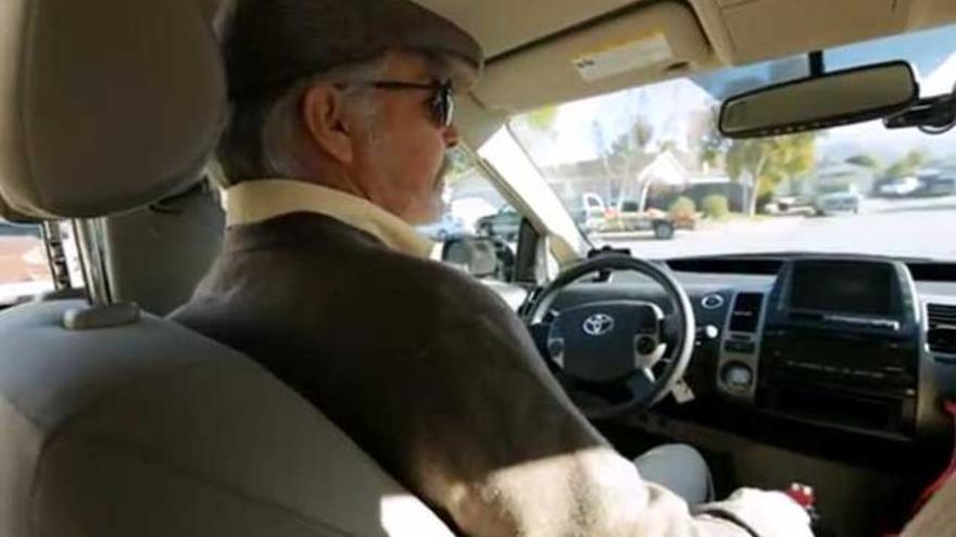 Demostración de la conducción del coche con piloto automático de Google.