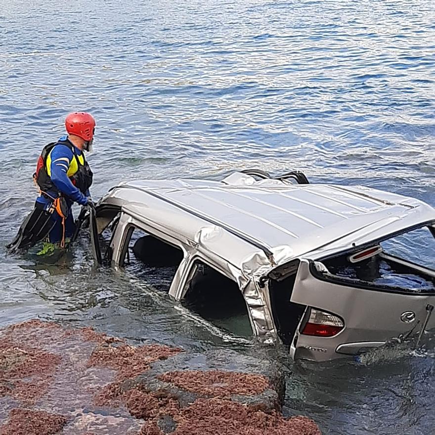 Un furgón se precipita al mar en Telde