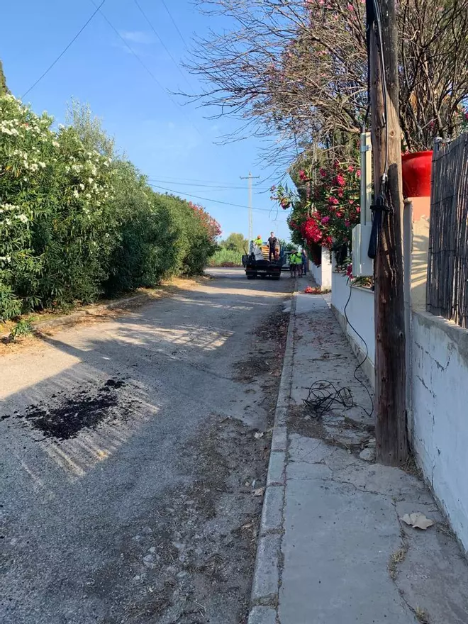 Los vecinos de Montejúcar utilizan 8.000 kg de asfalto para reparar baches en la urbanización