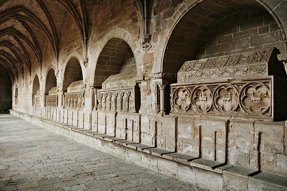 Tumbas en el claustro de Santes Creus.