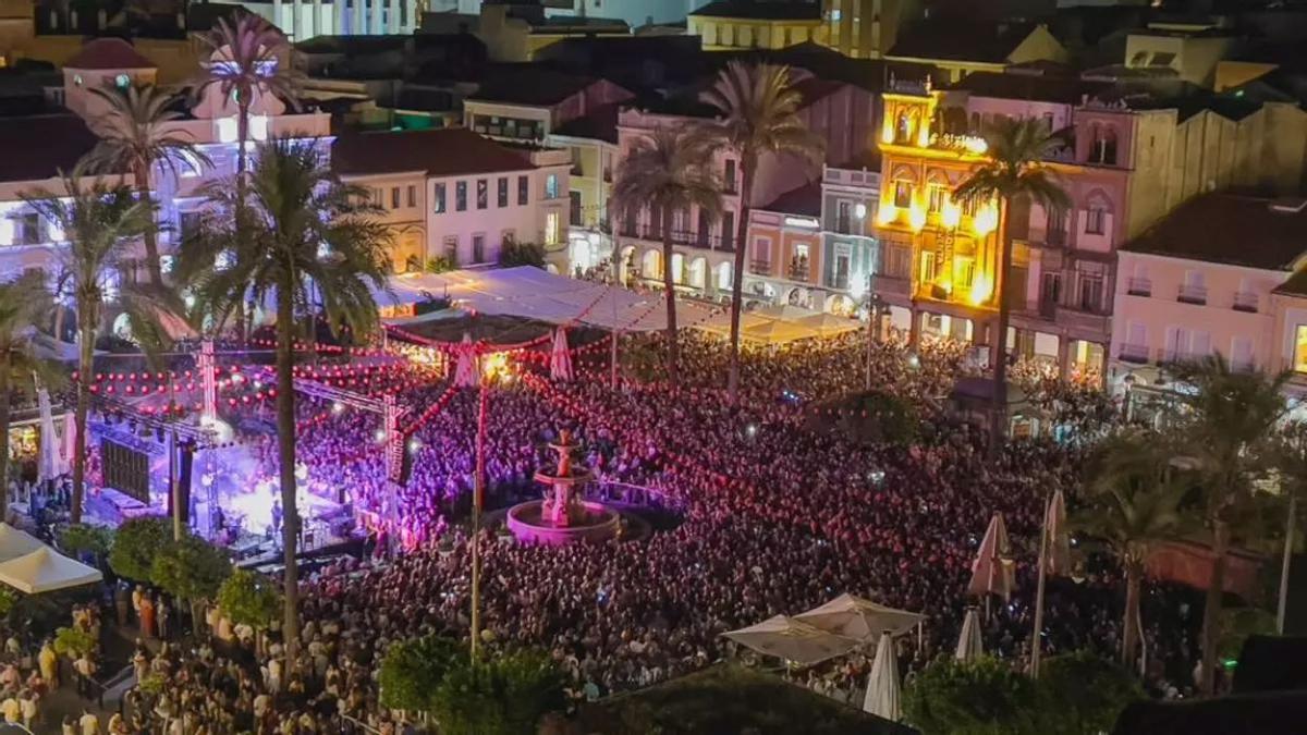 Imagen de archivo de la plaza de España durante un concierto en la feria.