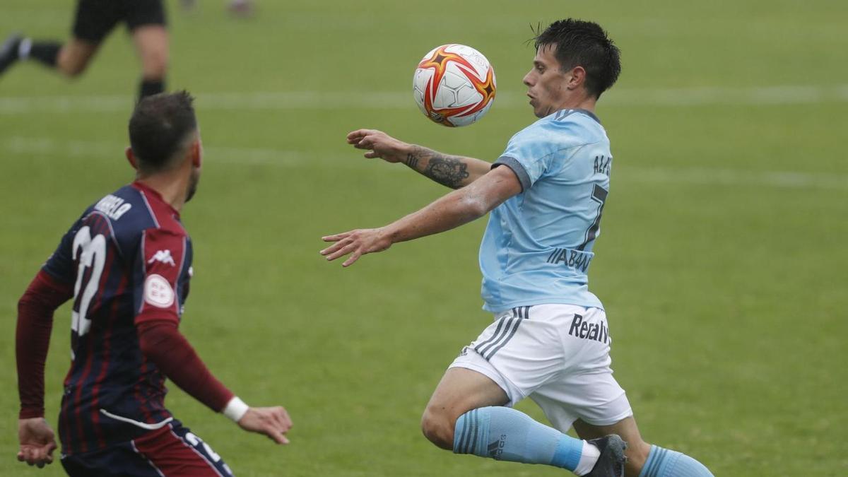 Alfon, autor del gol ayer, controla un balón en un partido reciente del Celta B.