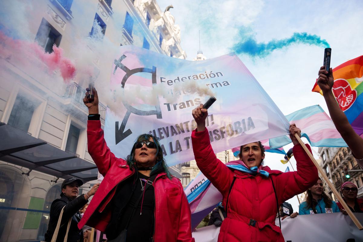 Un grupo de personas durante una manifestación contra las agresiones a personas LGTBI+.