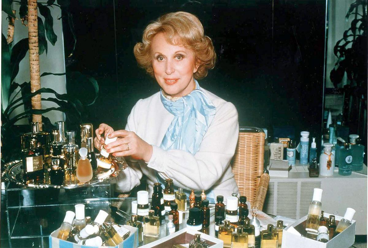 Estée Lauder mezclando fragancias, en una foto de archivo