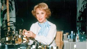 Estée Lauder mezclando fragancias, en una foto de archivo