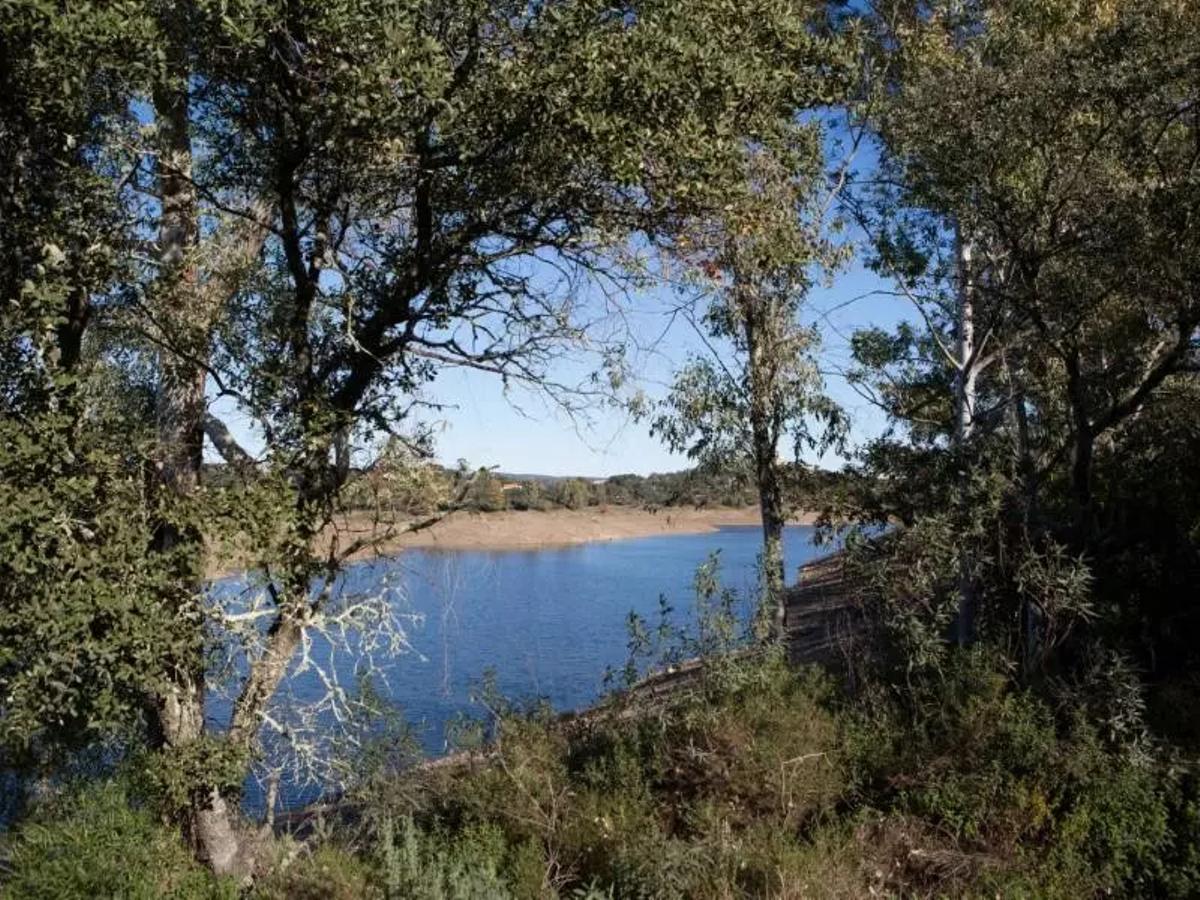 Los Lagos del Serrano, el mejor remedio natural contra el calor de Sevilla repleno de lagunas, rutas y antiguas estaciones de tren