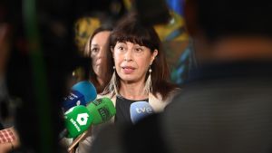 Archivo - Imagen de archivo de la ministra de Igualdad, Ana Redondo, en declaraciones a los medios a su llegada a una reunión con las unidades de violencia de género.