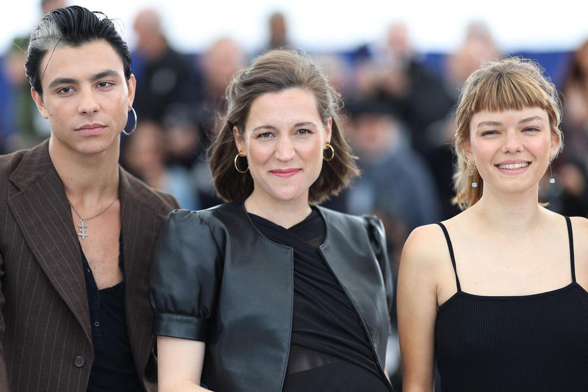 Carla Simón y el equipo de Romería posan en Cannes