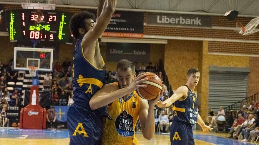 Alfredo Ott, impasible con el balón ante el extraño baile del jugador del Oviedo Alejandro Reyes. // La Nueva España