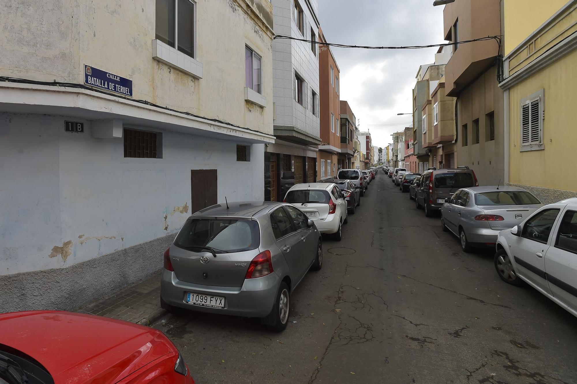 Desperfectos en la Calle Batalla de Teruel y el parque infantil de la plaza Cayo Ramírez