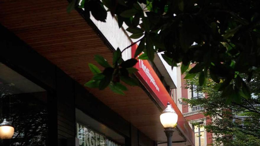 Farolas encendidas a plena luz del día en la plaza de Italia.