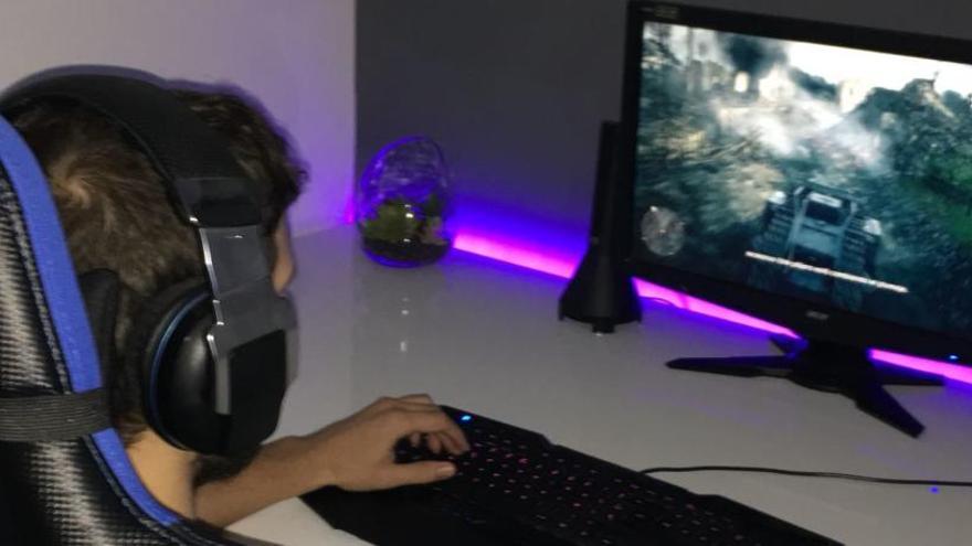 Un jove jugant a un videojoc.
