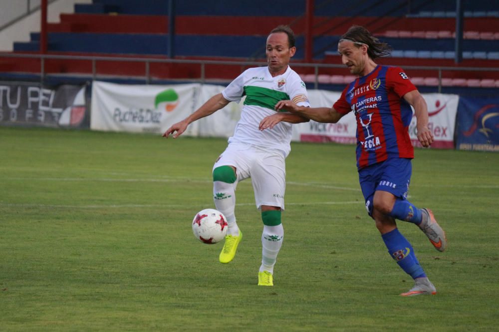 El Elche gana el XXXI Trofeo Vinos de Yecla en la tanda de penaltis.