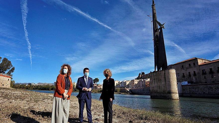 Capella, Aragonès i Roigé, al costat del monòlit.