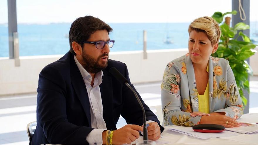 El  Presidente del Gobierno, Fernando López Miras, y la consejera de Portavocía, Noelia Arroyo, en un encuentro con los medios