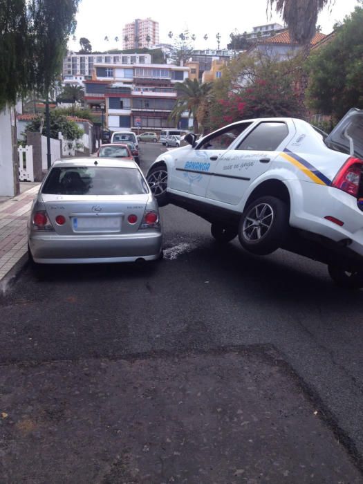 Aparatoso accidente de un taxi en Ciudad Jardín