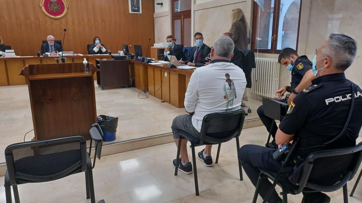 El condenado por intentar matar a su exmujer a martillazos en Campos, durante el juicio.