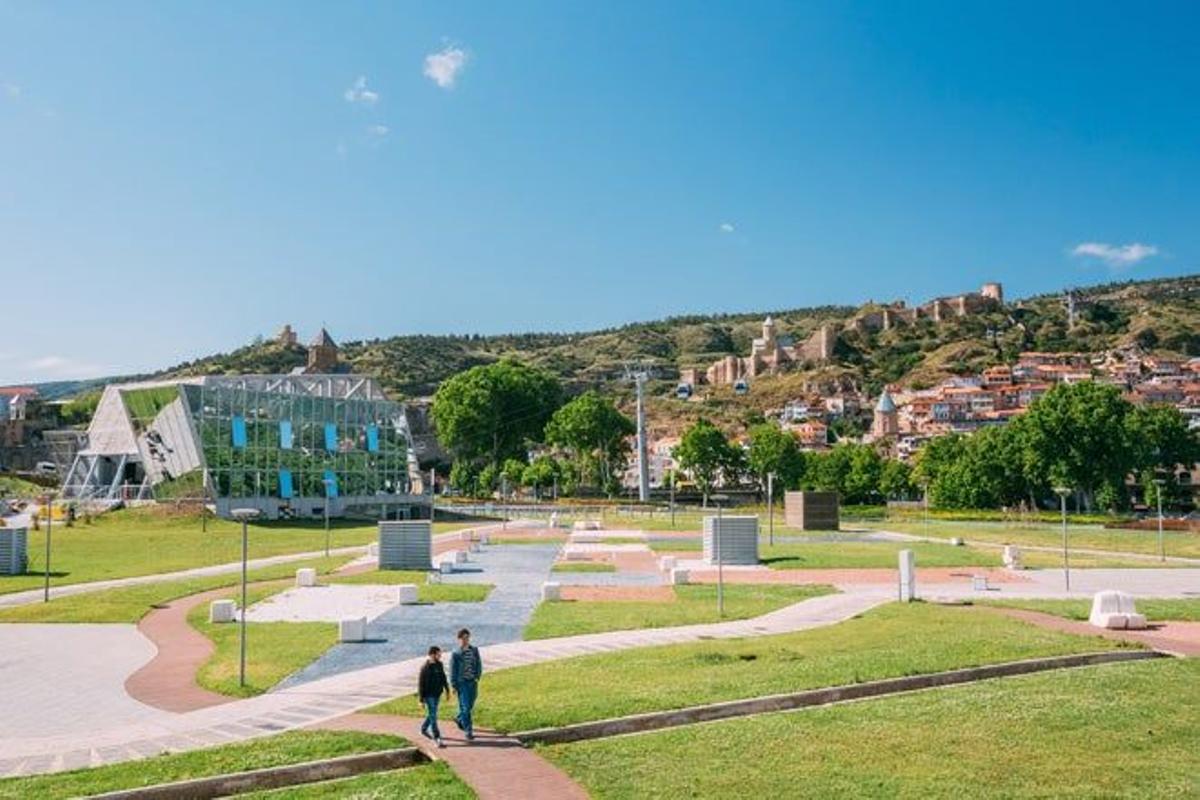 El parque Rike está dominado por la Fortaleza de Narikala.