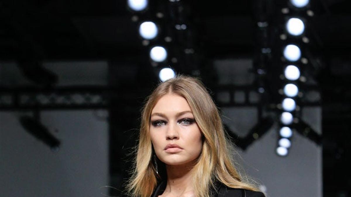 Gigi Hadid con una creación de Donatella Versace en la Semana de la Moda de París