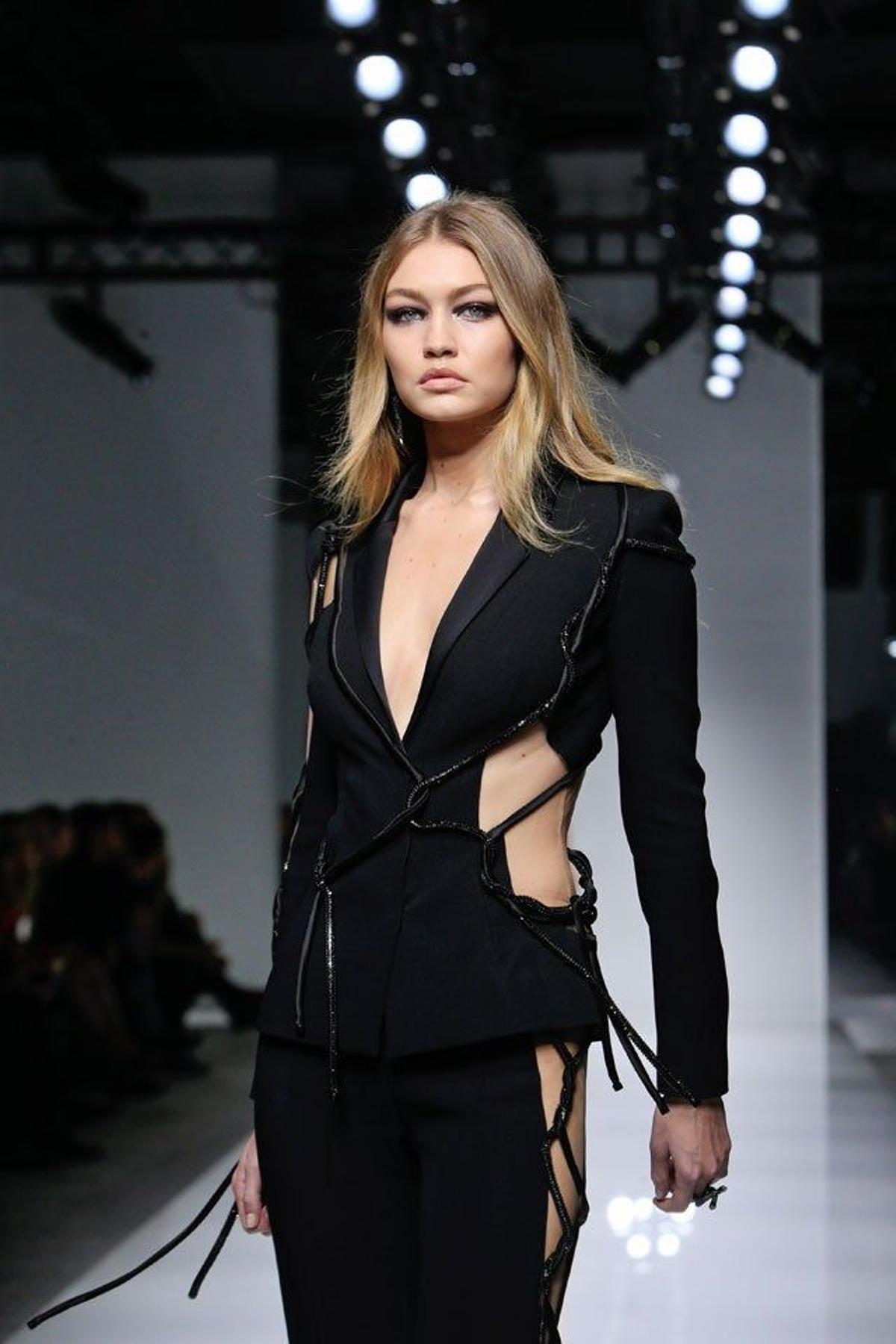 Gigi Hadid con una creación de Donatella Versace en la Semana de la Moda de París