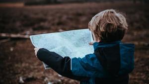 Un niño aprende a interpretar un mapa por sí mismo.