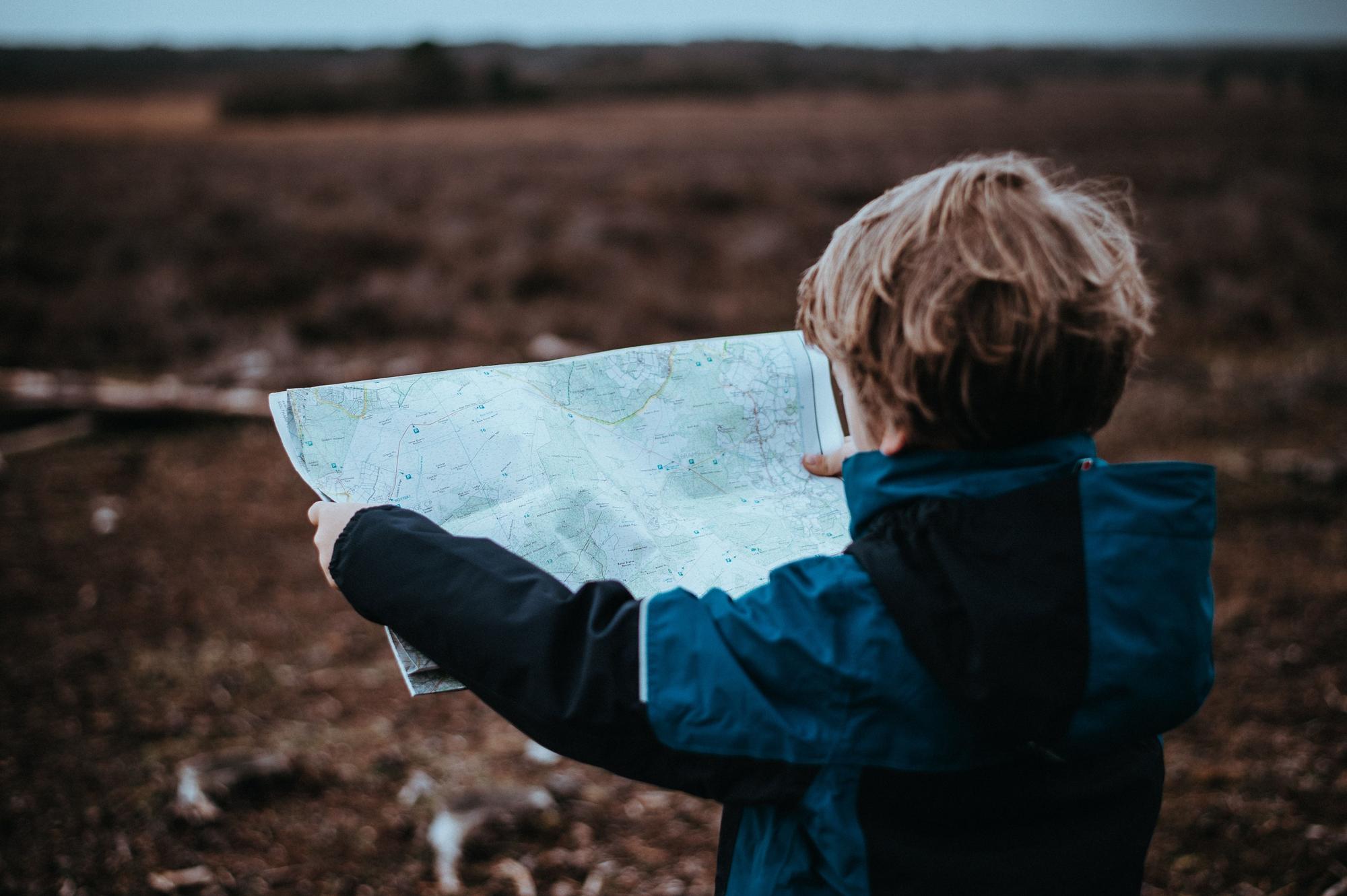 Un niño aprende a interpretar un mapa por sí mismo