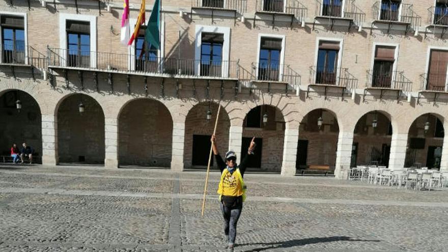 Elvira en Sol (arriba) y, sobre estas líneas, en el pueblo toledano de El Tembleque.