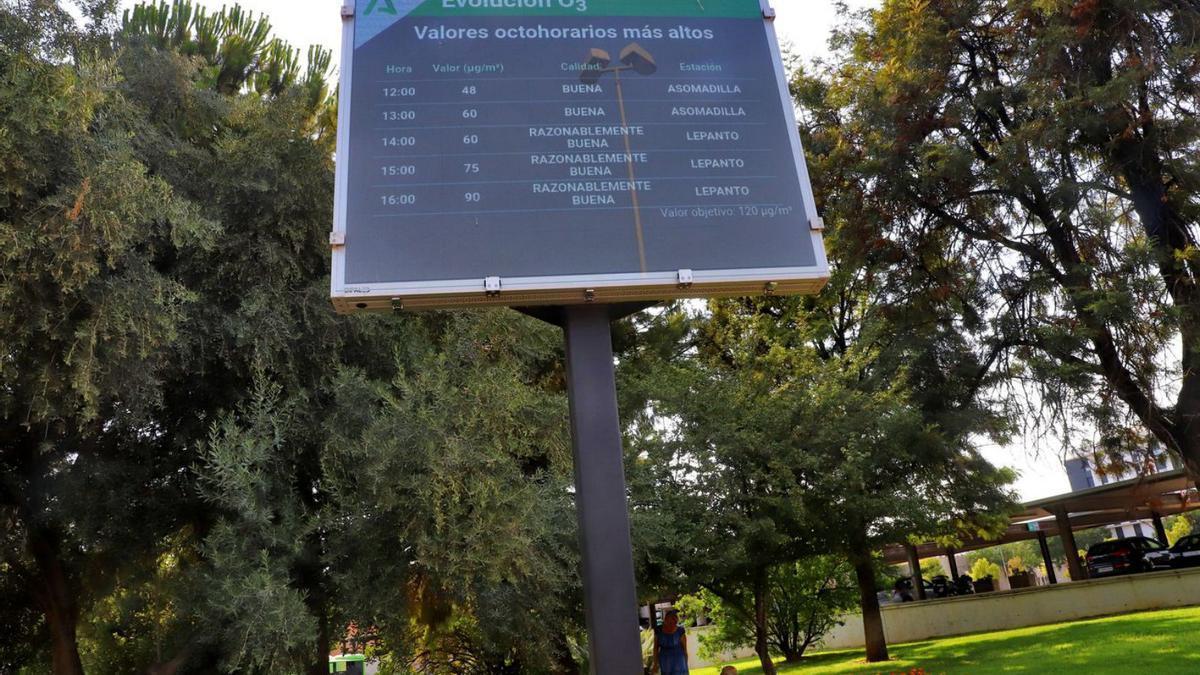 Este panel situado junto a la estación de Córdoba mide la calidad del aire de la ciudad.