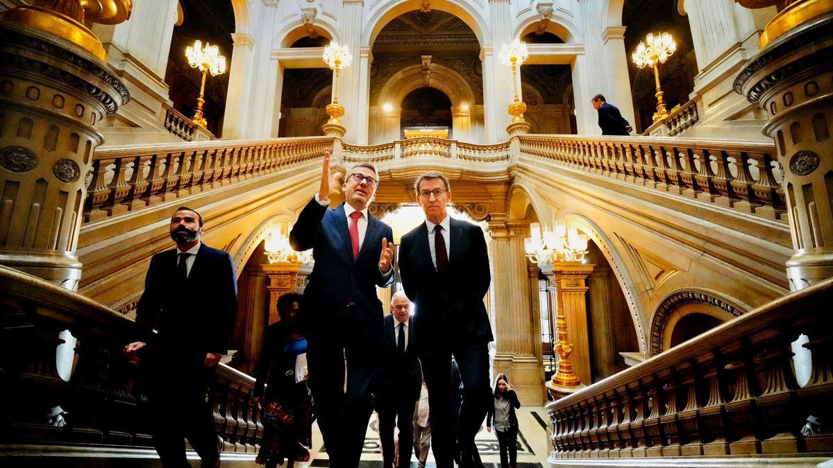 El presidente del PP, Alberto Núñez Feijóo, mantiene una reunión con el presidente de la Cámara Municipal de Lisboa, Carlos Moedas.