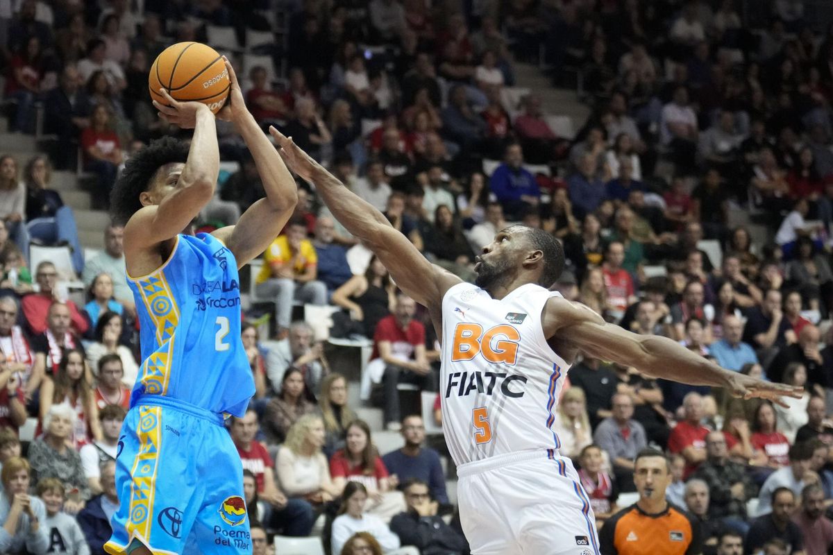 Derek Needham (d), from Basquet Girona, and Isaiah Wong (i), from Gran Canaria, during a moment of the match between Girona and Gran Canaria played at the Fontajau pavilion in Girona. EFE/David Borrat