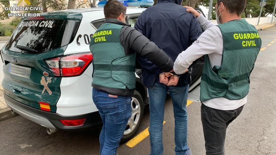 Detenido un hombre por atracar cinco comercios de La Vall d'Uixó tras intimidar a las dependientas