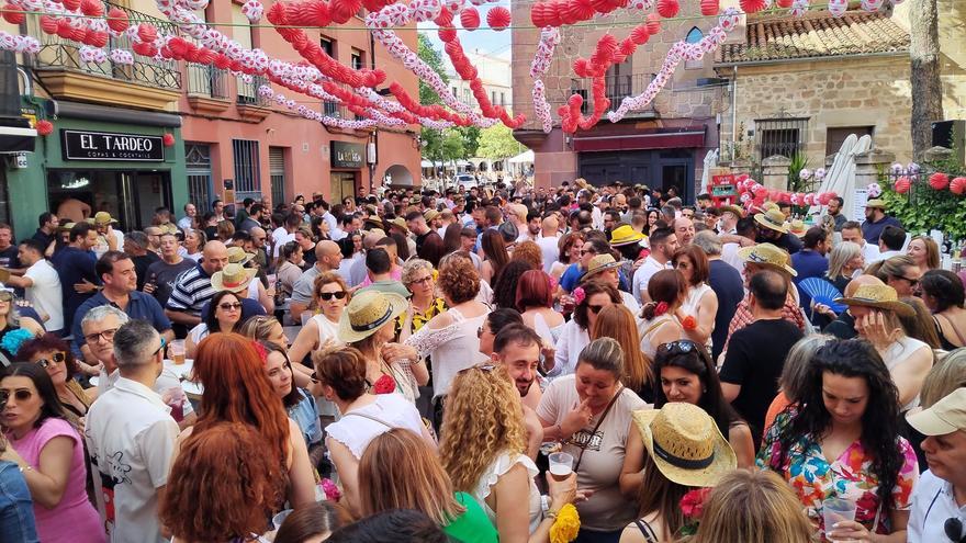 Así es el ambiente en la feria de Plasencia: cañas y concierto de Coti